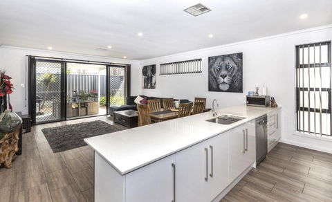 Luxury Home In Christies Beach With King Bed, NBN, Netflix, 3Bed 2Bath - Holiday Sunshine Coast 0