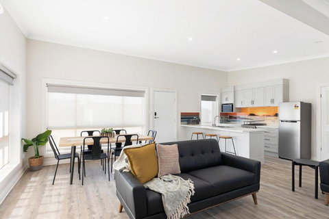 Luxury Apartments And Motel Rooms - Free Wifi - Close To Beach - Sunshine Coast Tourism 0