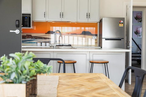 Luxury Apartments And Motel Rooms - Free Wifi - Close To Beach - Sunshine Coast Tourism 2