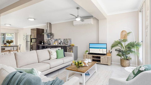 Magnolias - Holiday Sunshine Coast 1