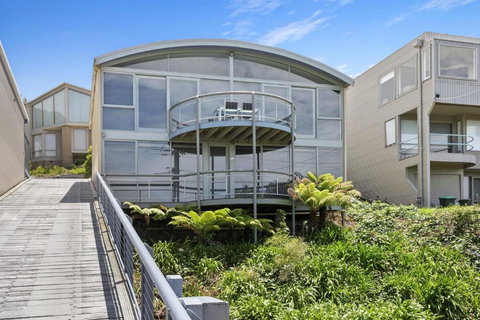 Magnum - Holiday Sunshine Coast 1