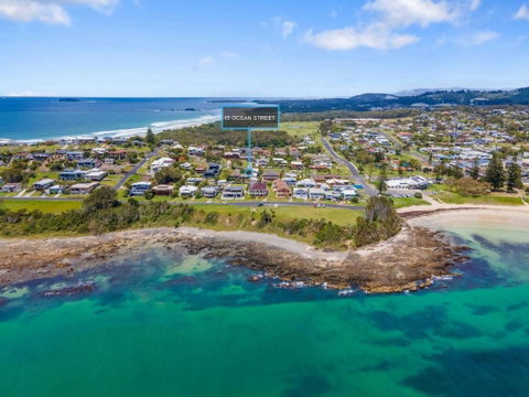Main Beach - Holiday Sunshine Coast 0