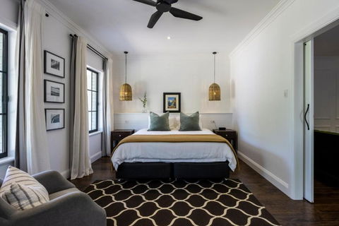 MAIN STREET RETREAT - King BRs, Comp Minibar, Breakfast Prov, Fireplaces - Holiday Sunshine Coast 1