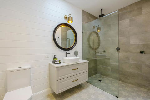 MAIN STREET RETREAT - King BRs, Comp Minibar, Breakfast Prov, Fireplaces - Holiday Sunshine Coast 2