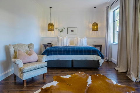 MAIN STREET RETREAT - King BRs, Comp Minibar, Breakfast Prov, Fireplaces - Holiday Sunshine Coast 0