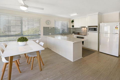 MAINSAIL8- MOOLOOLABA BEACH - Holiday Sunshine Coast 0
