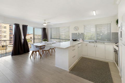 MAINSAIL8- MOOLOOLABA BEACH - Holiday Sunshine Coast 2