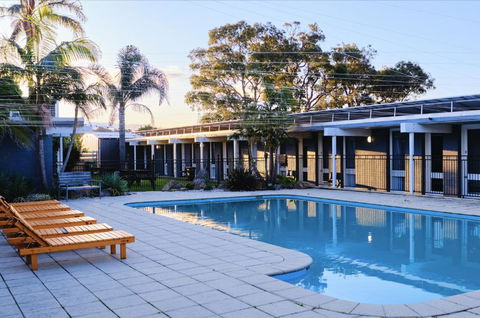 Mallacoota Hotel Motel - Sunshine Coast Tourism 1