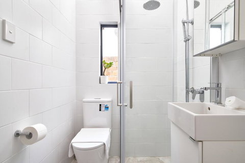 Manly Cosy Retreat - Short Walk To Beach - Holiday Sunshine Coast 3