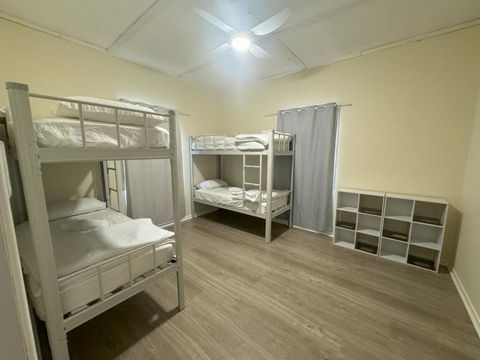 Massive 3 Bedroom Home With Backyard - Sunshine Coast Tourism 0
