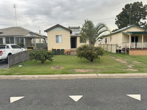 Massive 3 Bedroom Home With Backyard - Sunshine Coast Tourism 3