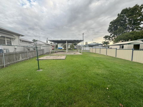 Massive 3 Bedroom Home With Backyard - Sunshine Coast Tourism 2