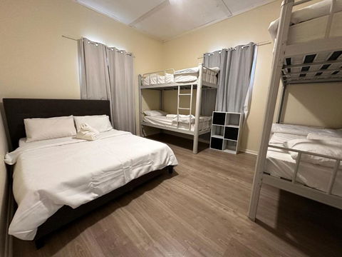 Massive 3 Bedroom Home With Backyard - Sunshine Coast Tourism 1
