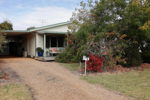 Mcrae Retro Beach House ! - Sunshine Coast Tourism 3