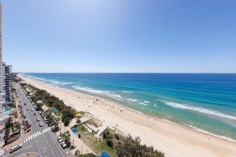 Meriton Suites Surfers Paradise - Holiday Sunshine Coast 3