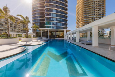 Meriton Suites Surfers Paradise - Holiday Sunshine Coast 1