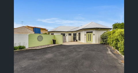 Merlot Verdelho Townhouses - Holiday Sunshine Coast 1
