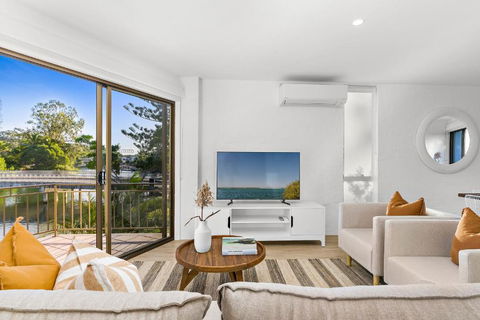 Mid-Level Riverfront 2 Bedroom Apartment Steps From Hastings Street - By Stay Noosa - Holiday Sunshine Coast 2