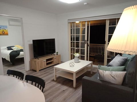 Modern 2BR Apartment With Parking - Sunshine Coast Tourism 1