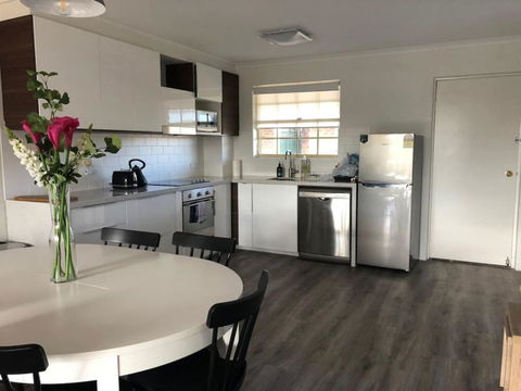 Modern 2BR Apartment With Parking - Sunshine Coast Tourism 2