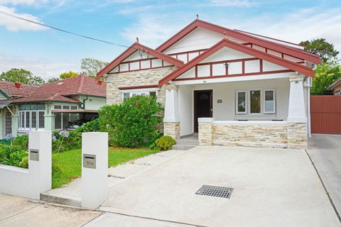 Mins To Mall Convenient 3 Beds Classic Charm Home - Holiday Sunshine Coast 0