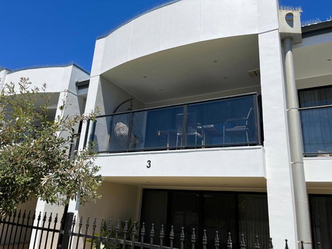 Moana Seaside Retreat - 2 Bedroom, Spa , Living Area & Pet Friendly - Holiday Sunshine Coast 3