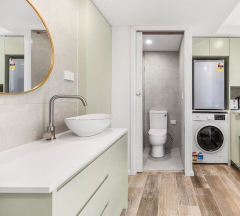 Modern Studio, Minutes To Ferry, City, CBD - Sunshine Coast Tourism 3