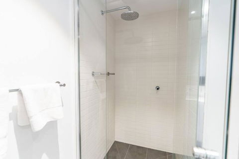 Modern 1 Bed Opposite Racecourse - Sunshine Coast Tourism 3