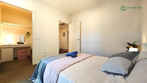 Modern 2-Bedroom Townhouse Near DFO & RMIT - Sunshine Coast Tourism 3