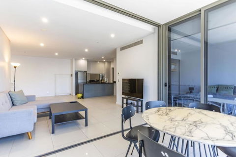 Modern 2B With Loft Bed Parking Central Mascot - Sunshine Coast Tourism 0