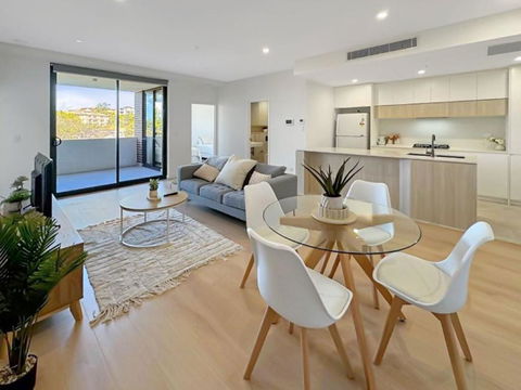 Modern 2BR Suite With Balcony & Parking Near Airport - Holiday Sunshine Coast 0