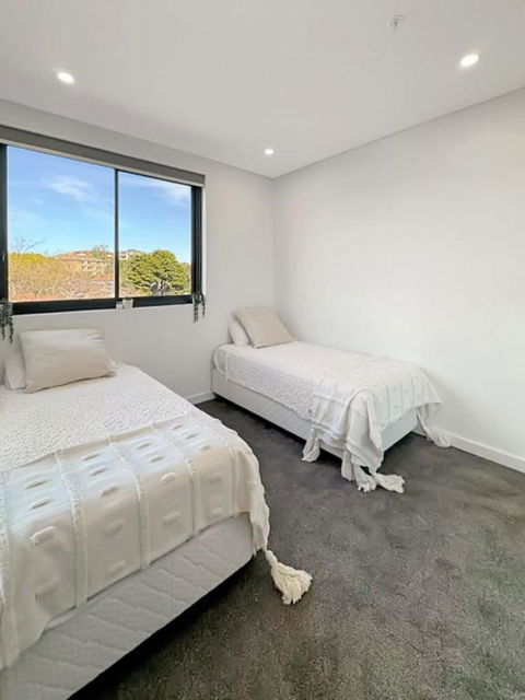 Modern 2BR Suite With Balcony & Parking Near Airport - Holiday Sunshine Coast 3