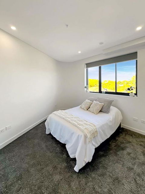 Modern 2BR Suite With Balcony & Parking Near Airport - Holiday Sunshine Coast 2