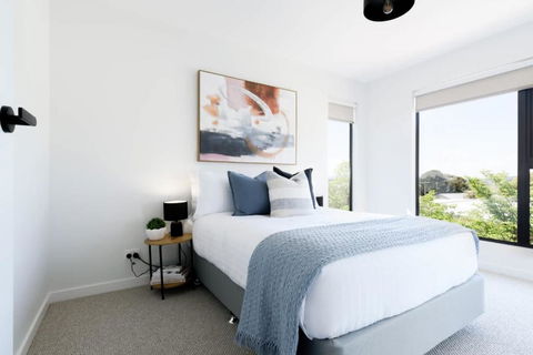 Modern Beaconsfield Retreat With Town Views - Sunshine Coast Tourism 3