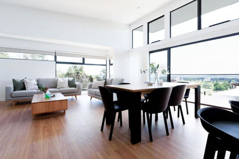Modern Beaconsfield Retreat With Town Views - Sunshine Coast Tourism 2