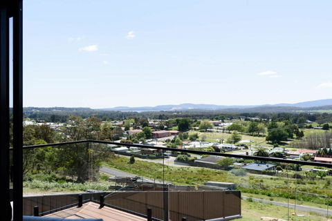Modern Beaconsfield Retreat With Town Views - Sunshine Coast Tourism 1