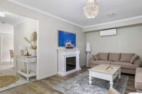 Modern Comfort In Preston - Sunshine Coast Tourism 1