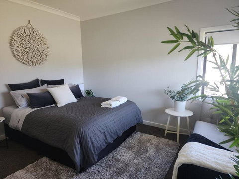 Modern Cottage Near Morwell CBD, Queen Beds, Netflix & Free Wifi - Holiday Sunshine Coast 3