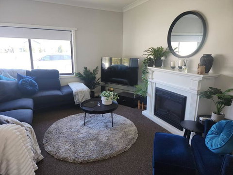Modern Cottage Near Morwell CBD, Queen Beds, Netflix & Free Wifi - Holiday Sunshine Coast 1