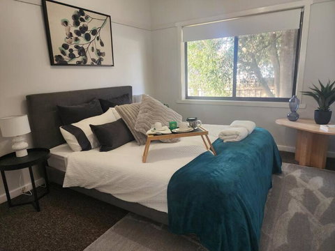 Modern Cottage Near Morwell CBD, Queen Beds, Netflix & Free Wifi - Holiday Sunshine Coast 0