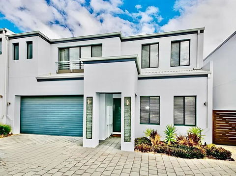 Modern Double-Story Abode A Scarborough Delight - Sunshine Coast Tourism 0
