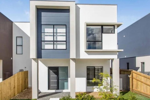 Modern Elegance Near Lakes Train Parks And Beaches - Sunshine Coast Tourism 0
