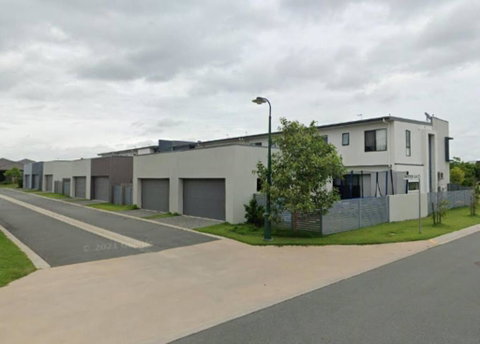 Modern Elegance Near Lakes Train Parks And Beaches - Sunshine Coast Tourism 1