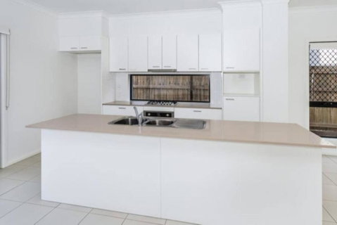 Modern Elegance Near Lakes Train Parks And Beaches - Sunshine Coast Tourism 2