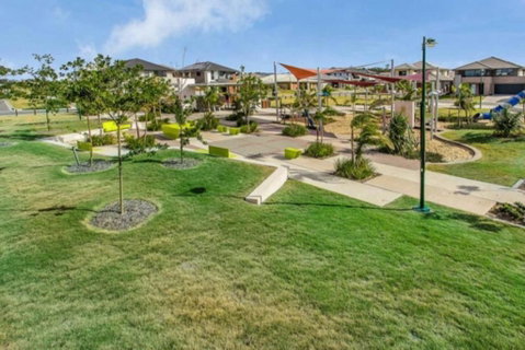 Modern Elegance Near Lakes Train Parks And Beaches - Sunshine Coast Tourism 3