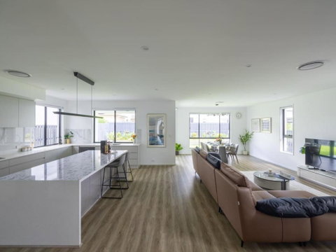 Modern Elegance Spacious 5BR Retreat In Rochedale - Sunshine Coast Tourism 0