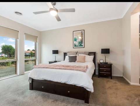 Modern Family Home With Pool - Sunshine Coast Tourism 3