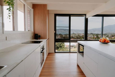 Modern Home Overlooking River - Sunshine Coast Tourism 3