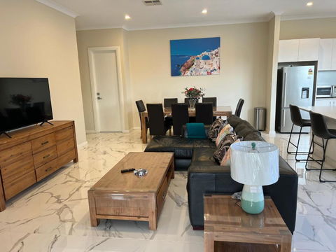 Modern House Between Airport And Sea - Sunshine Coast Tourism 1