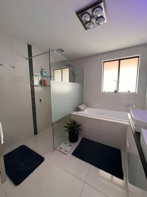 Modern Light Filled Home Near Beaches - Sunshine Coast Tourism 1